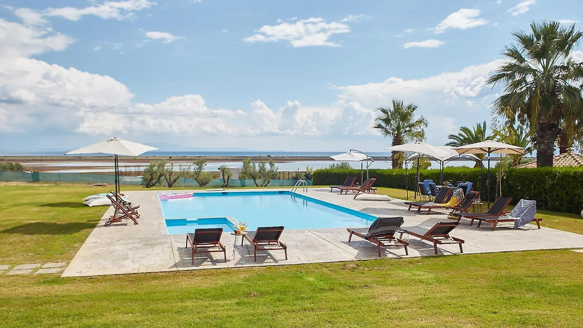 Flamingo View Suites & Villas Nea Poteidaia