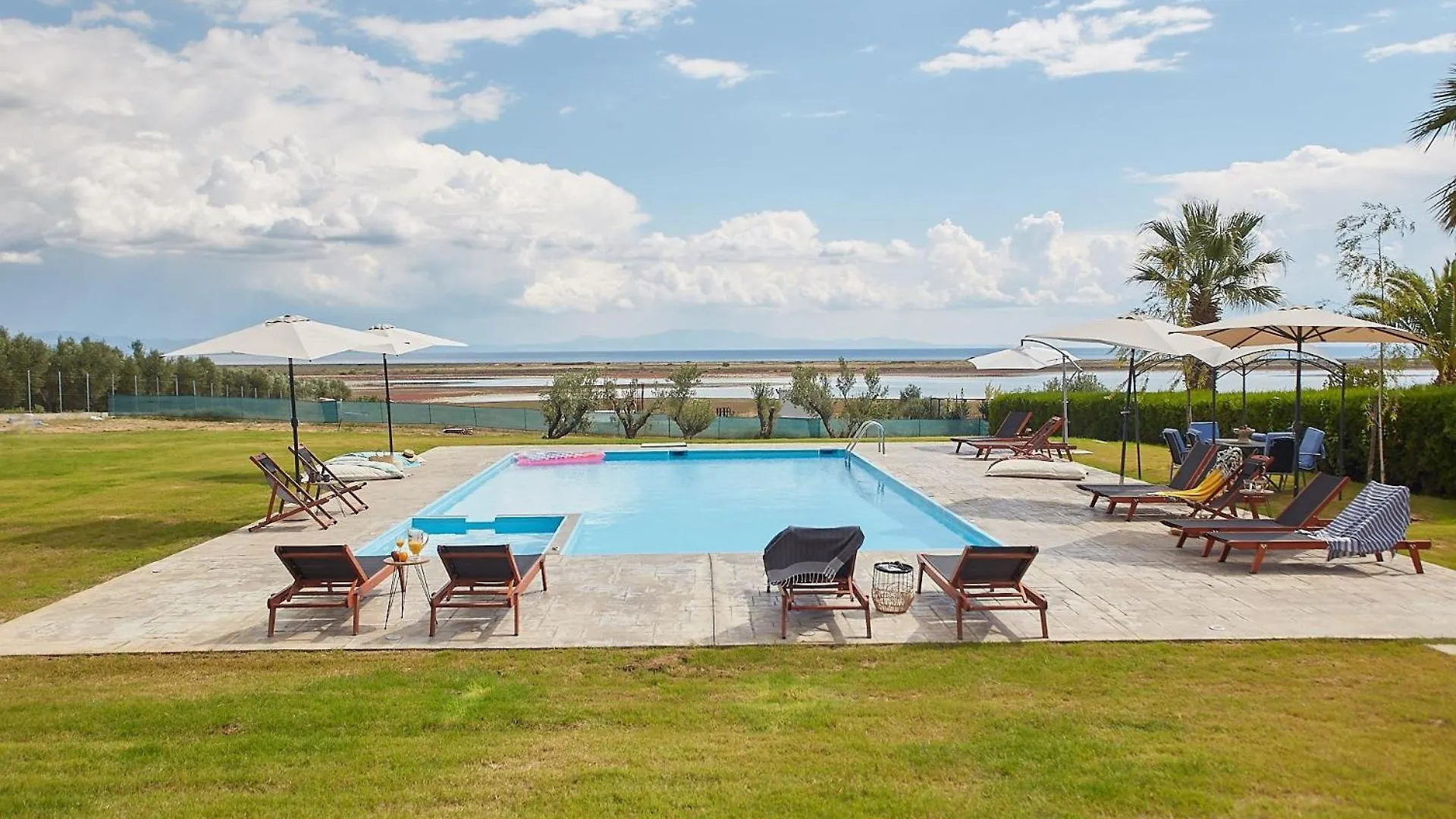 מלון דירות נאה פוטידאה Flamingo View Suites & Villas